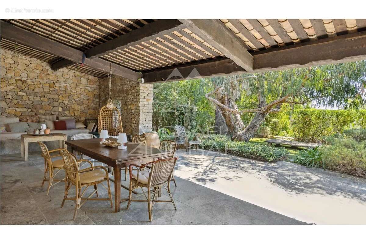 Maison à CHATEAUNEUF-GRASSE