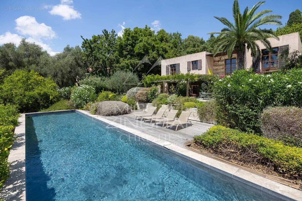 Maison à CHATEAUNEUF-GRASSE