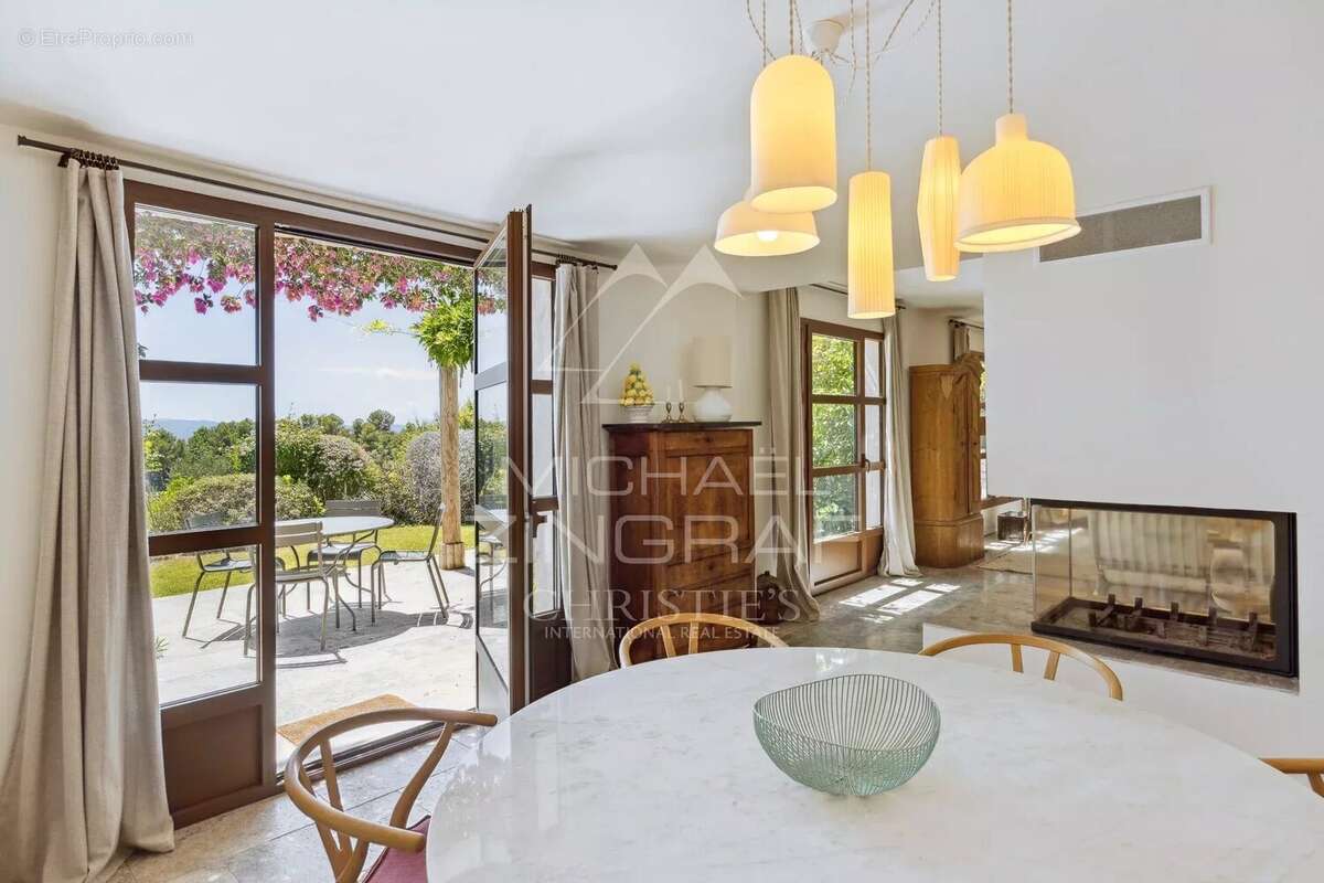 Maison à CHATEAUNEUF-GRASSE