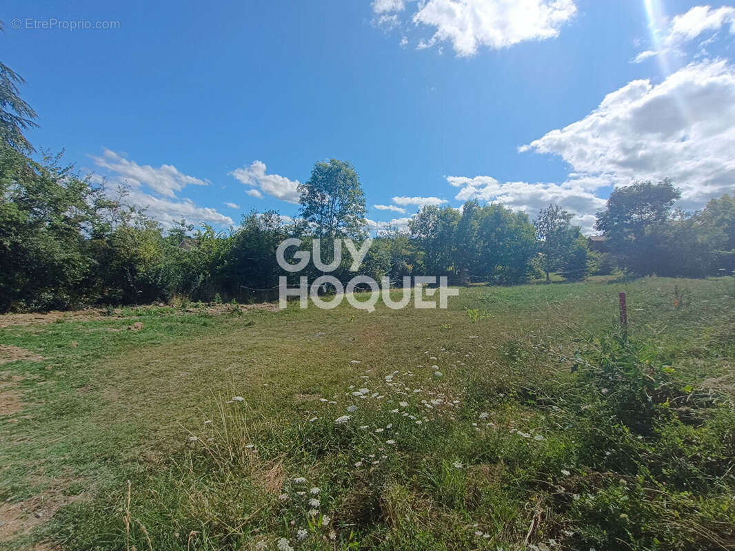 Terrain à MARCILLY-LE-CHATEL