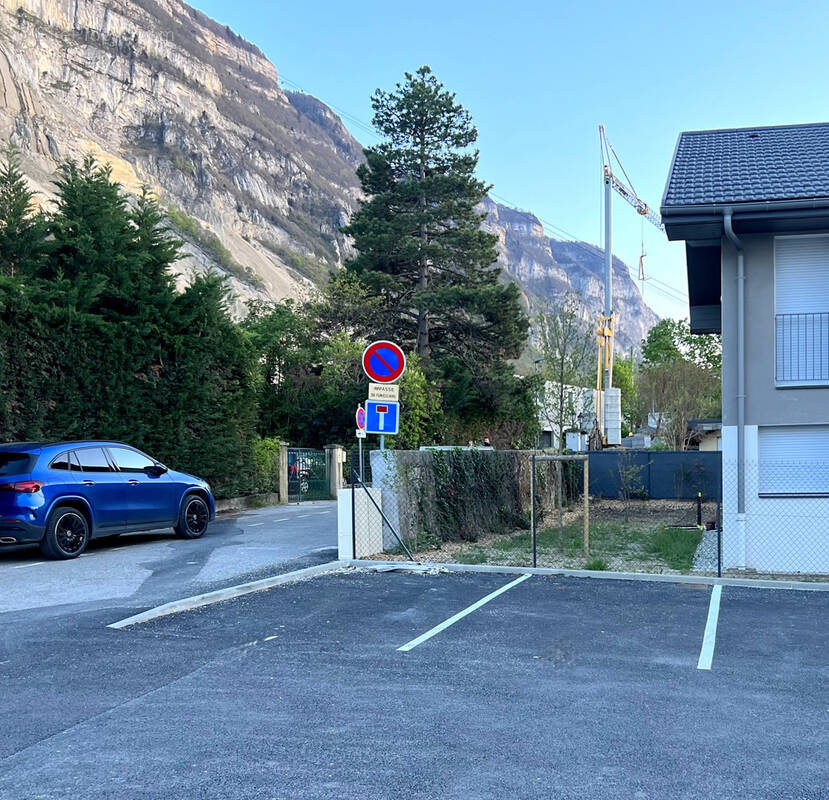 Parking à ETREMBIERES