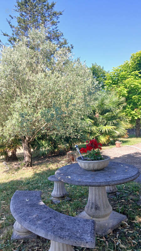 Maison à MONTMOREAU-SAINT-CYBARD