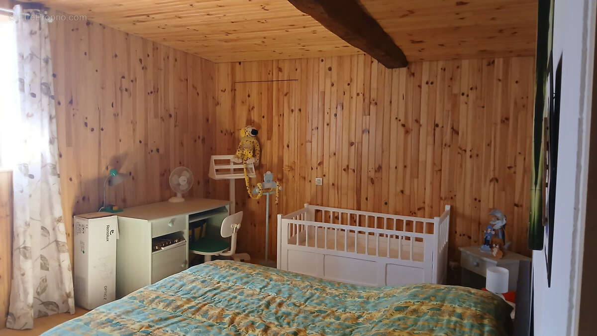 Maison à MONTMOREAU-SAINT-CYBARD