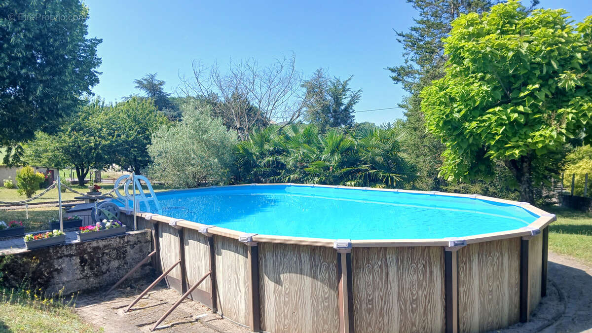 Maison à MONTMOREAU-SAINT-CYBARD