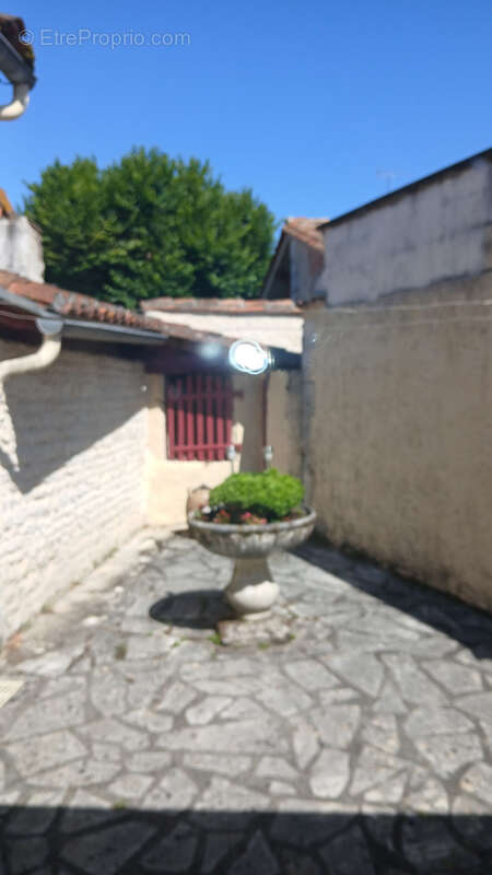 Maison à MONTMOREAU-SAINT-CYBARD