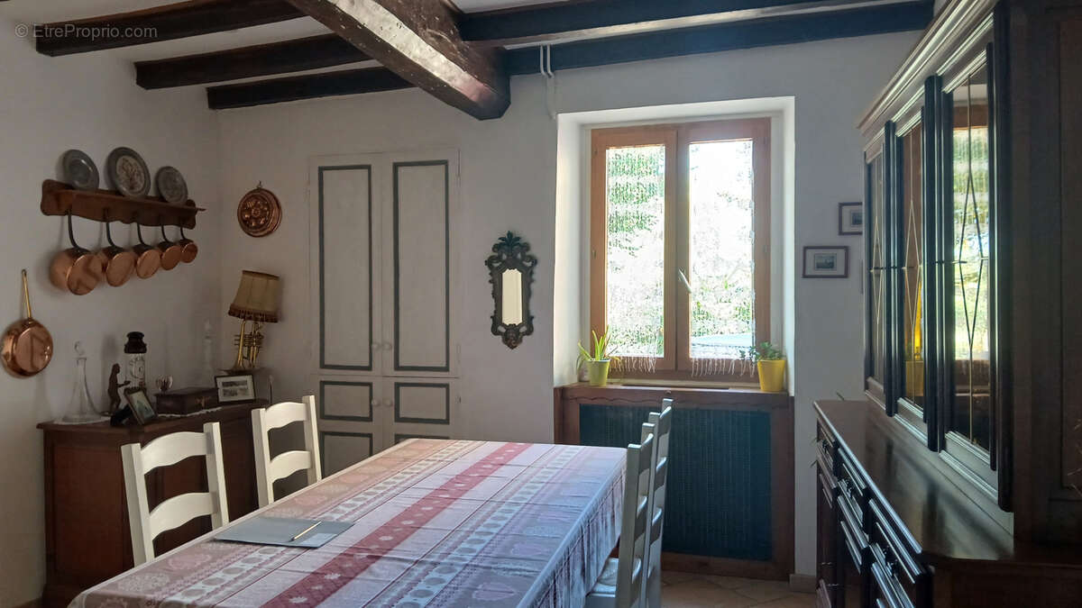 Maison à MONTMOREAU-SAINT-CYBARD