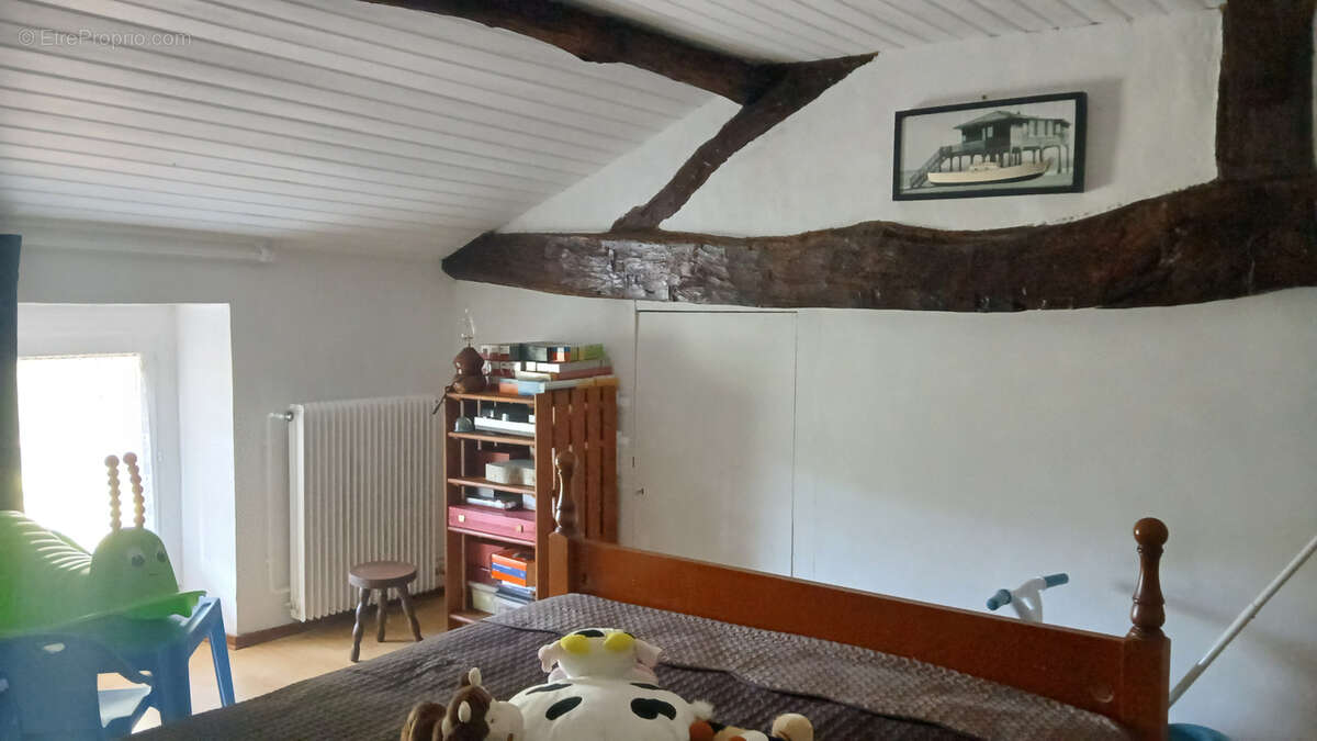 Maison à MONTMOREAU-SAINT-CYBARD