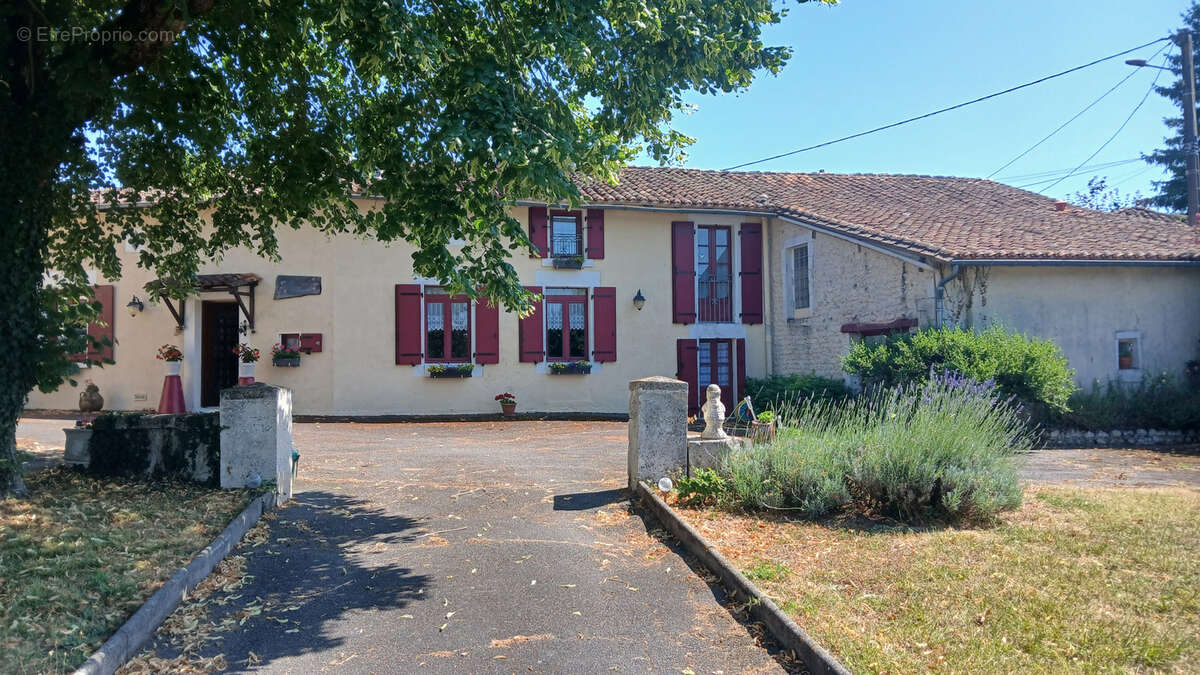 Maison à MONTMOREAU-SAINT-CYBARD