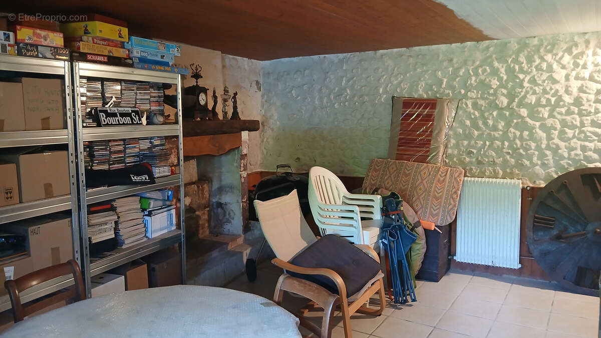 Maison à MONTMOREAU-SAINT-CYBARD