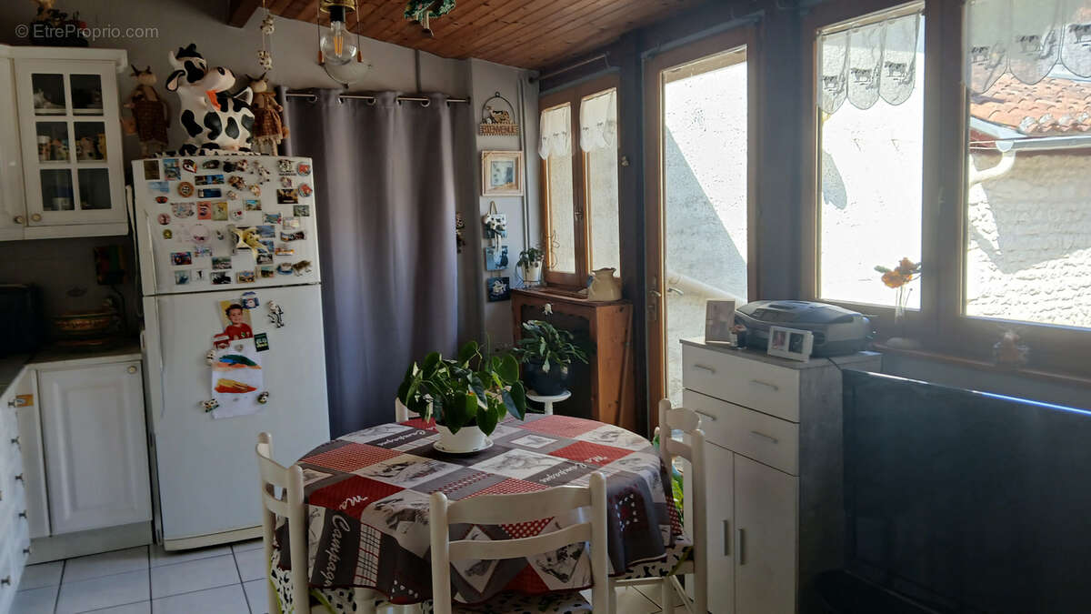 Maison à MONTMOREAU-SAINT-CYBARD