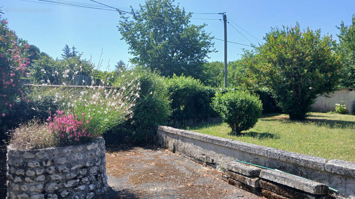 Maison à MONTMOREAU-SAINT-CYBARD