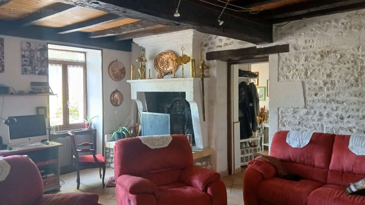 Maison à MONTMOREAU-SAINT-CYBARD