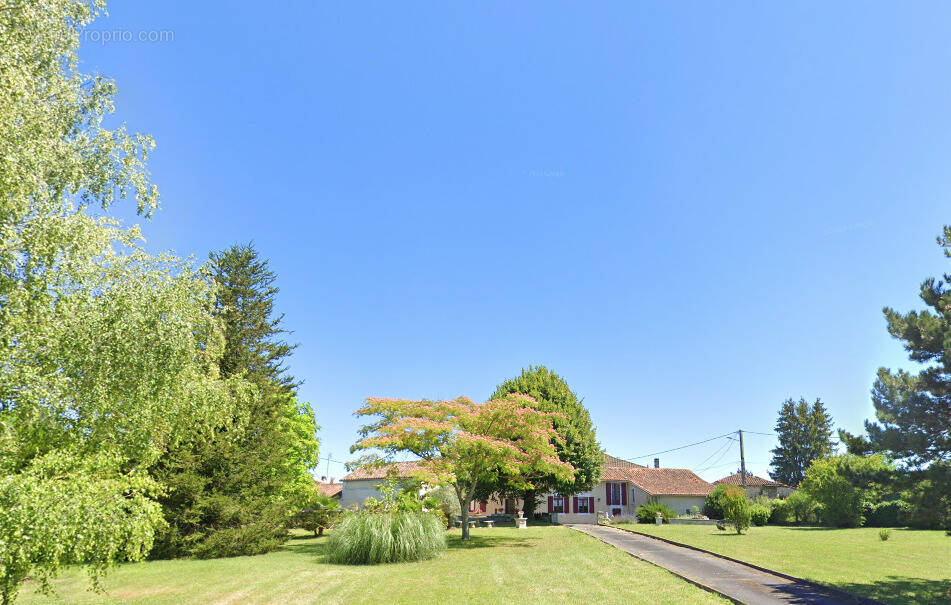 Maison à MONTMOREAU-SAINT-CYBARD