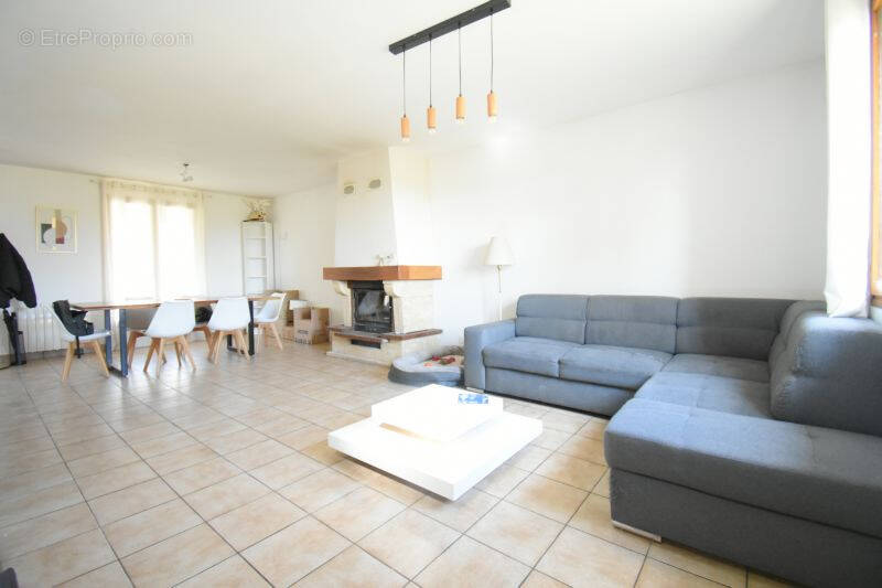 Maison à SAINT-REMY-EN-ROLLAT