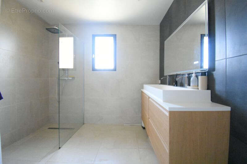 Maison à SAINT-REMY-EN-ROLLAT