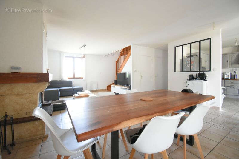 Maison à SAINT-REMY-EN-ROLLAT