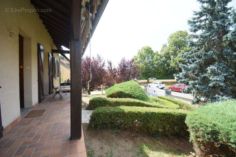 Maison à SAINT-REMY-EN-ROLLAT