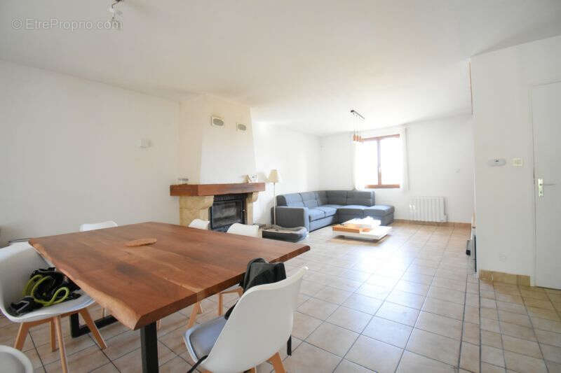 Maison à SAINT-REMY-EN-ROLLAT