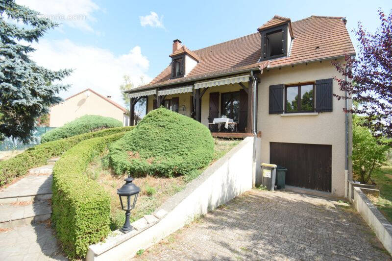 Maison à SAINT-REMY-EN-ROLLAT