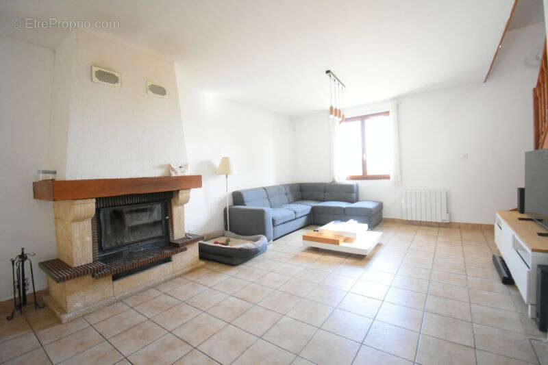 Maison à SAINT-REMY-EN-ROLLAT