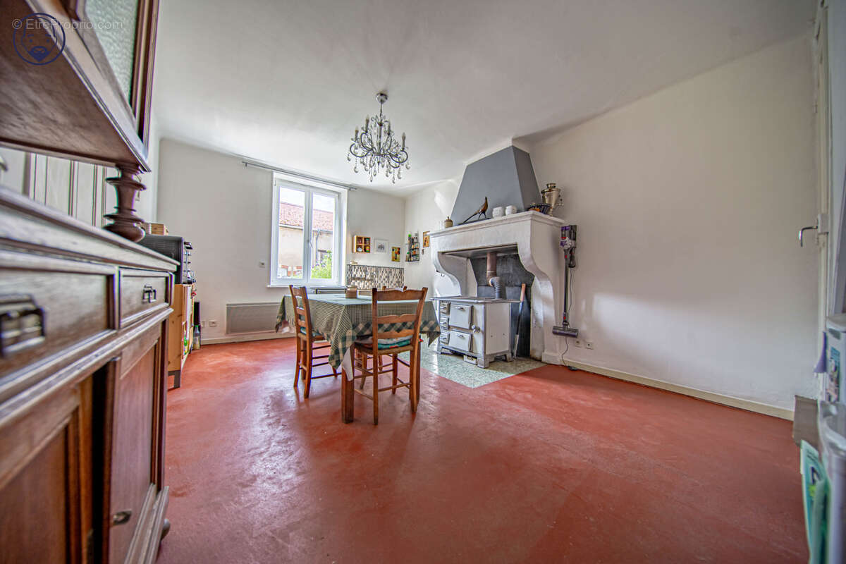 Maison à VIGNEULLES-LES-HATTONCHATEL