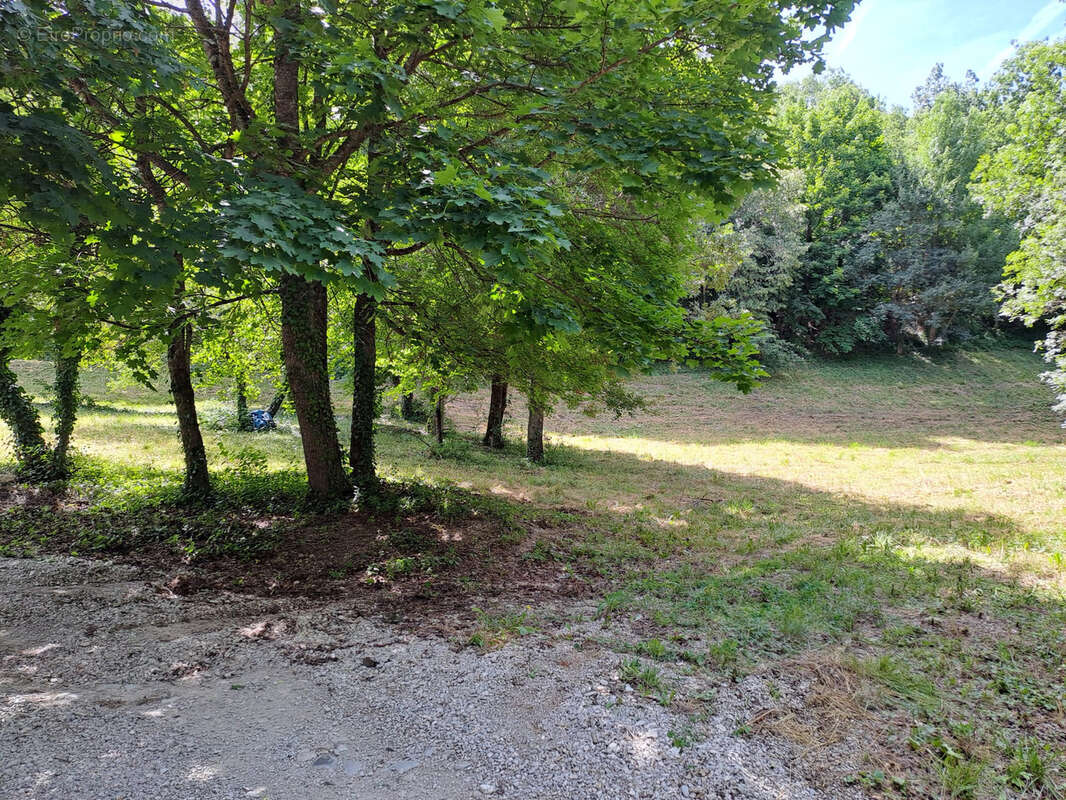Terrain à REMUZAT