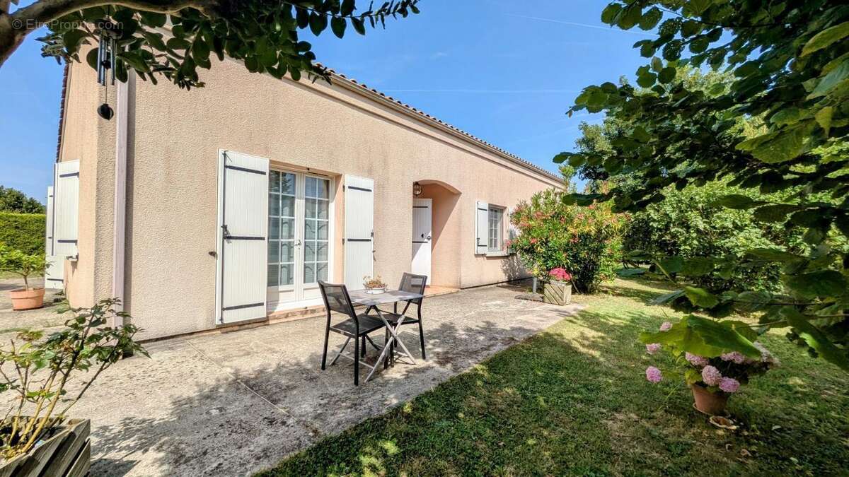 Maison à PRIGNAC-ET-MARCAMPS