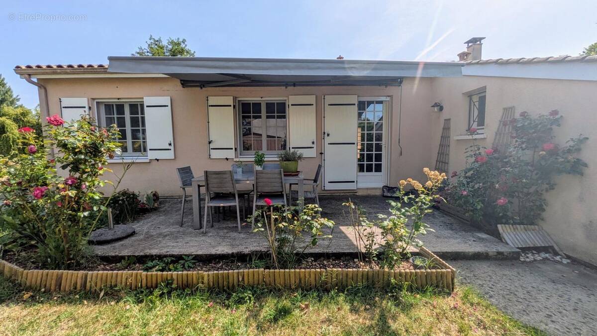 Maison à PRIGNAC-ET-MARCAMPS