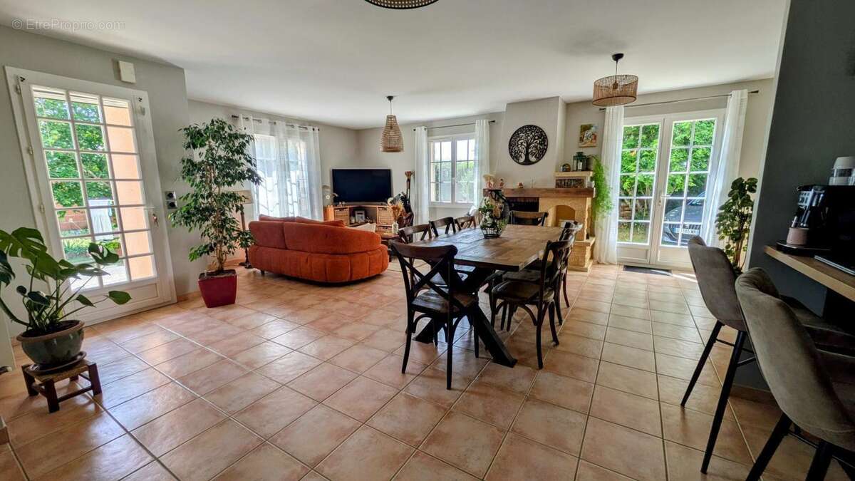 Maison à PRIGNAC-ET-MARCAMPS