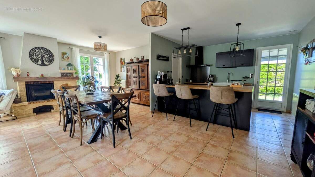 Maison à PRIGNAC-ET-MARCAMPS