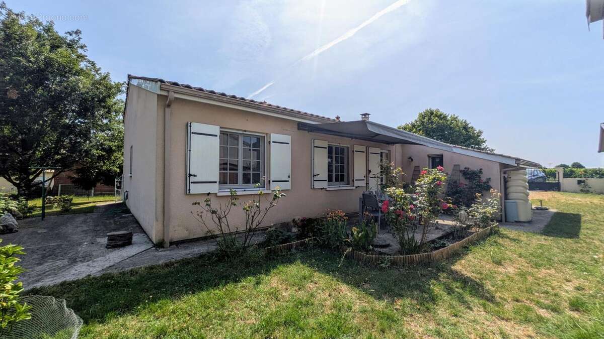 Maison à PRIGNAC-ET-MARCAMPS