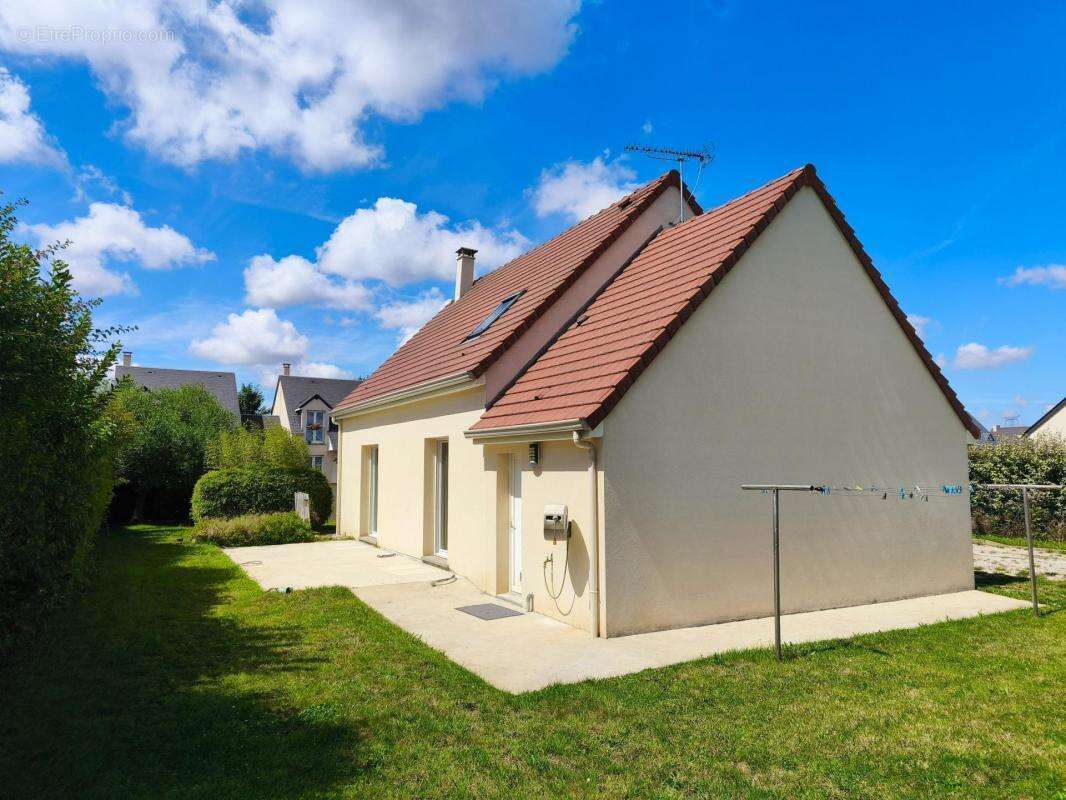 Maison à FEUGUEROLLES-BULLY