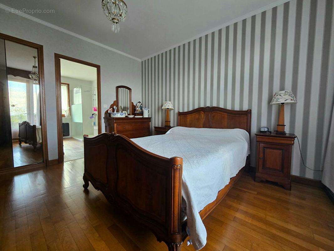 Maison à CREUZIER-LE-VIEUX