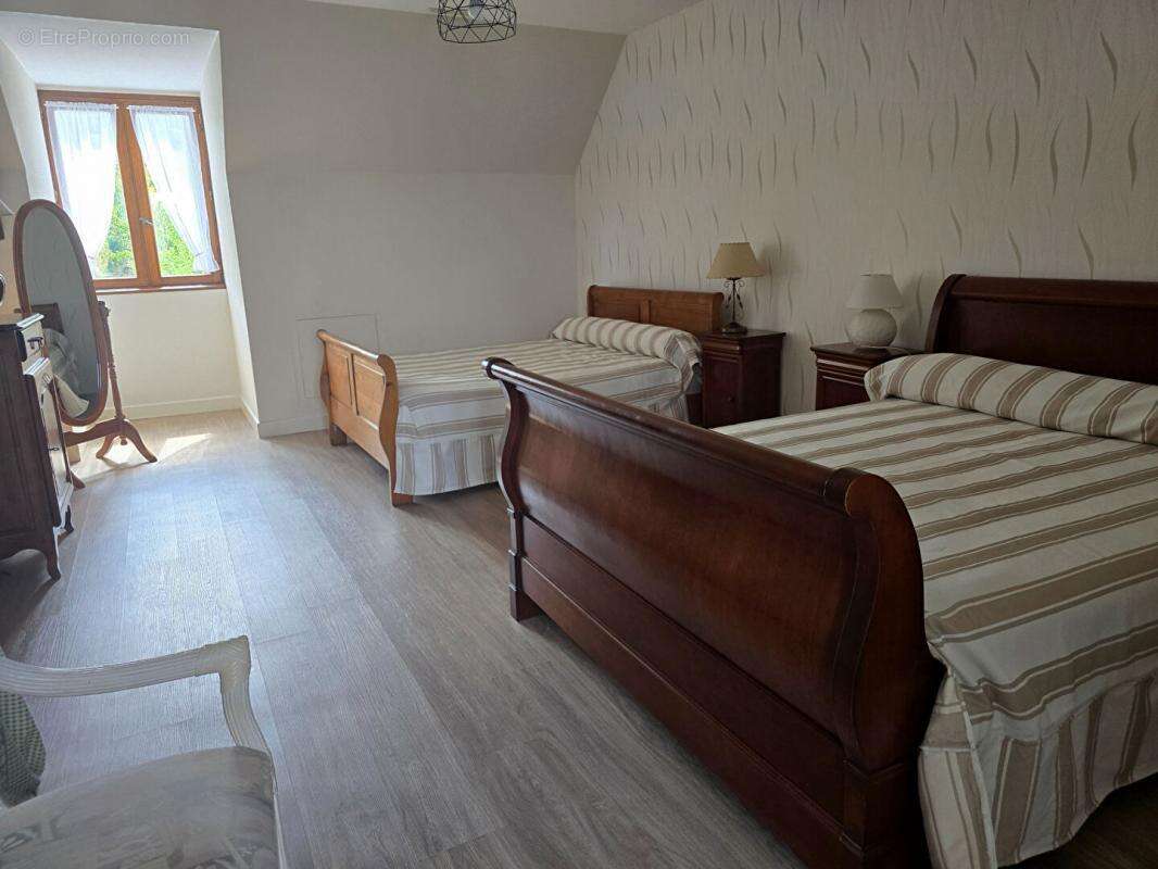 Maison à CREUZIER-LE-VIEUX