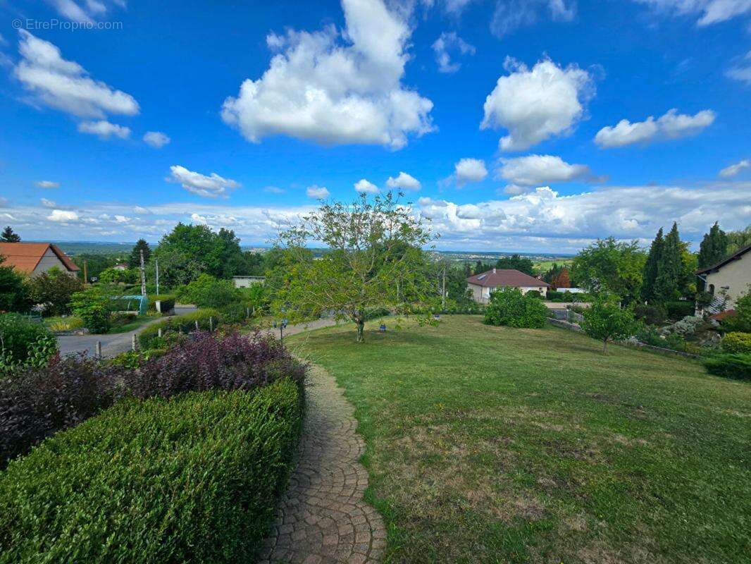 Maison à CREUZIER-LE-VIEUX