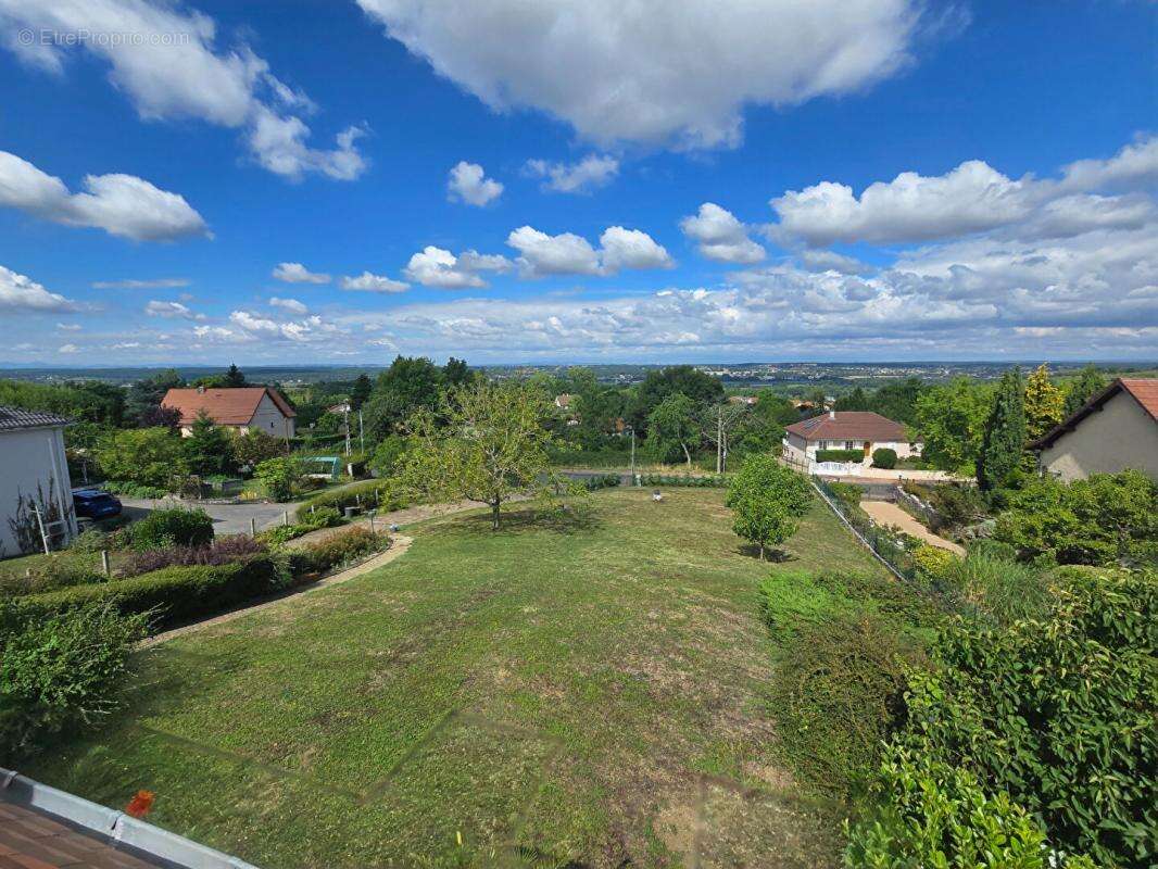 Maison à CREUZIER-LE-VIEUX