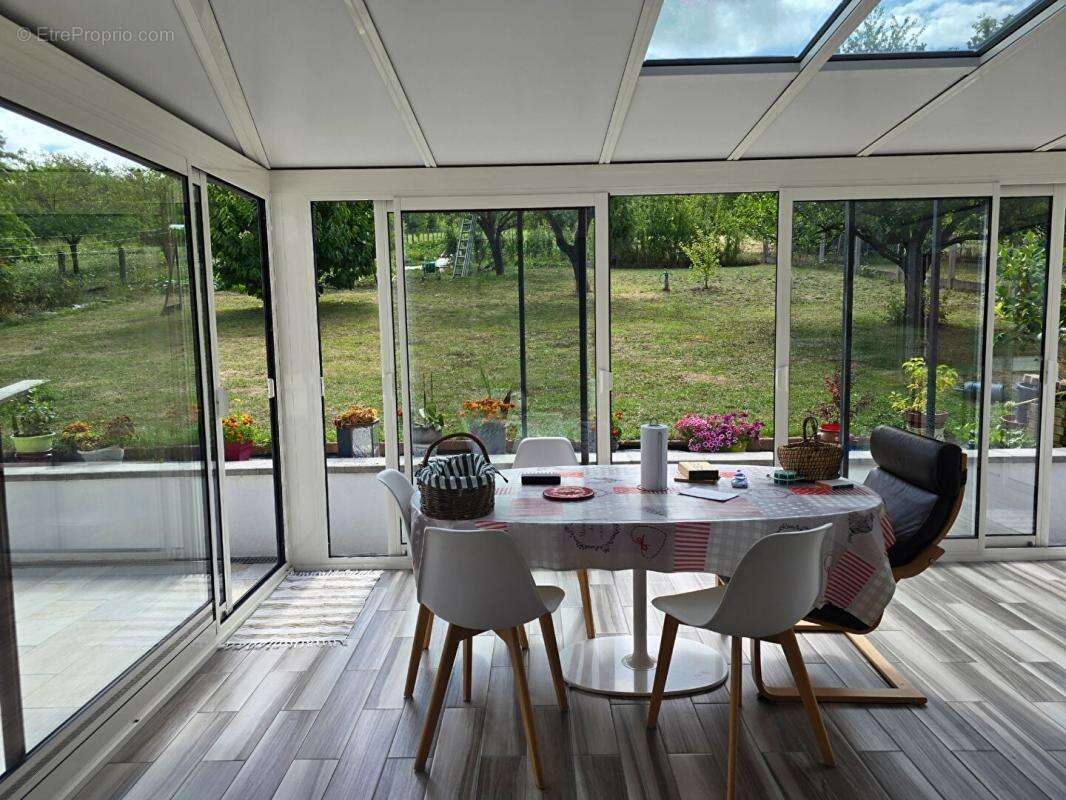 Maison à CREUZIER-LE-VIEUX