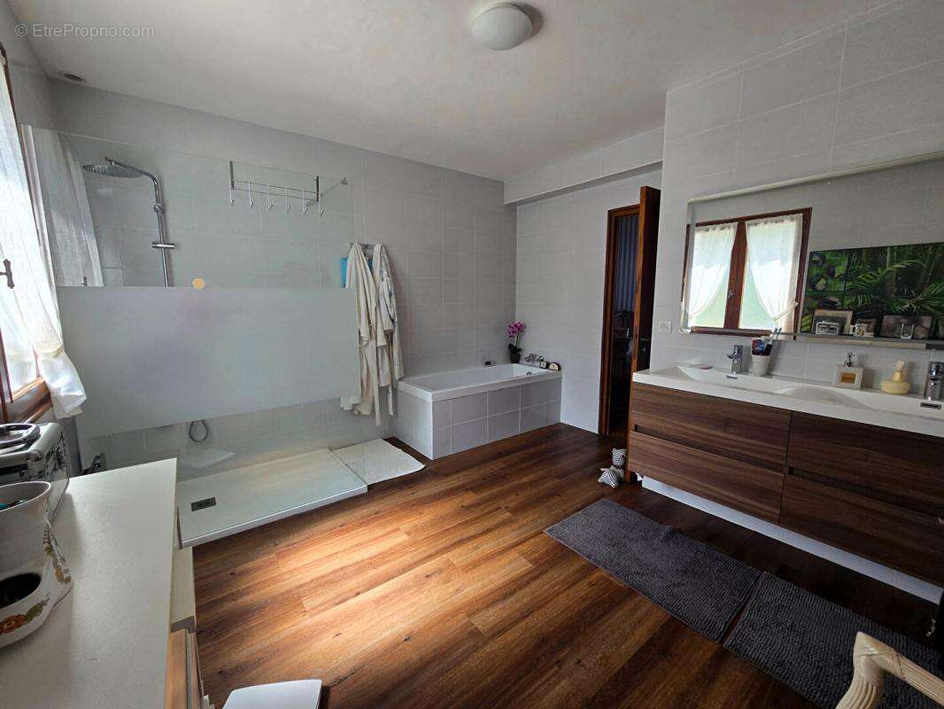 Maison à CREUZIER-LE-VIEUX