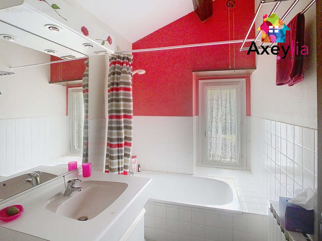 Maison à SAINT-BONNET-DES-QUARTS