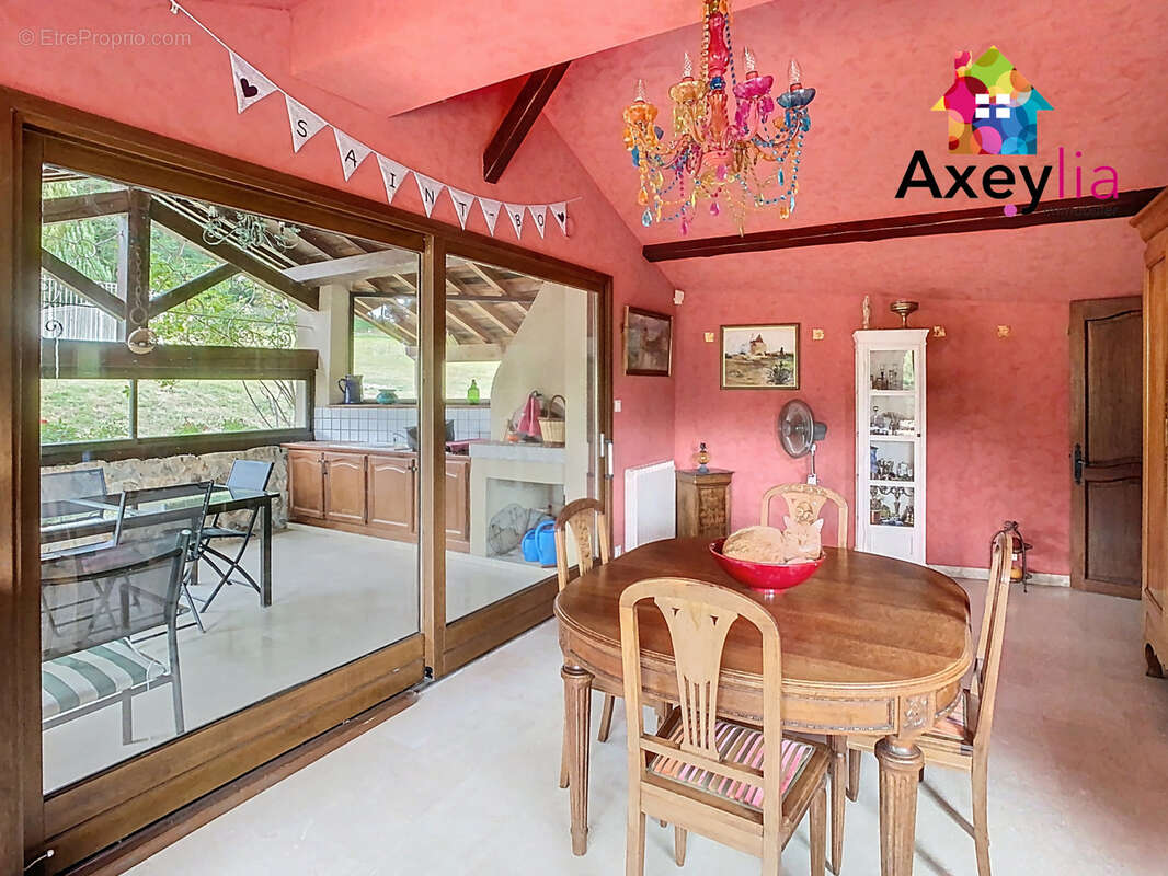 Maison à SAINT-BONNET-DES-QUARTS