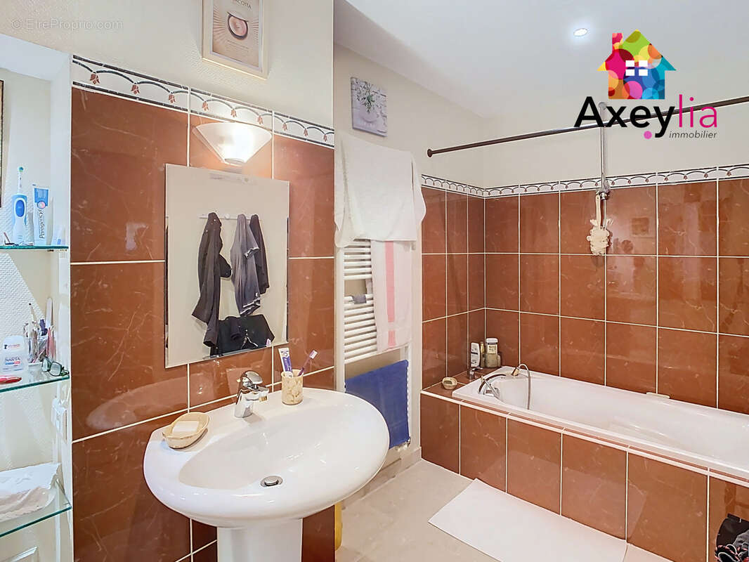 Maison à SAINT-BONNET-DES-QUARTS