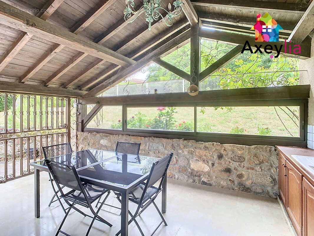 Maison à SAINT-BONNET-DES-QUARTS