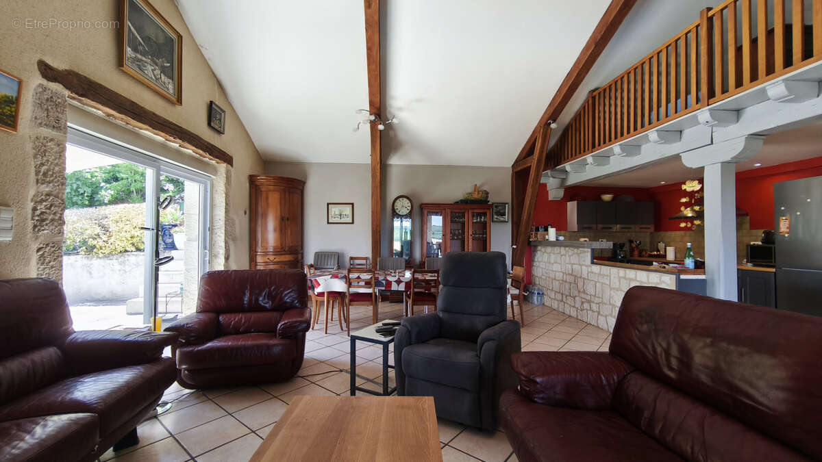 Maison à CASTELNAU-MONTRATIER