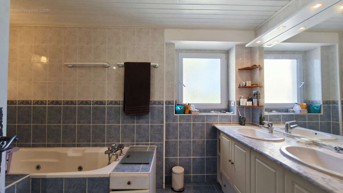 Maison à CASTELNAU-MONTRATIER