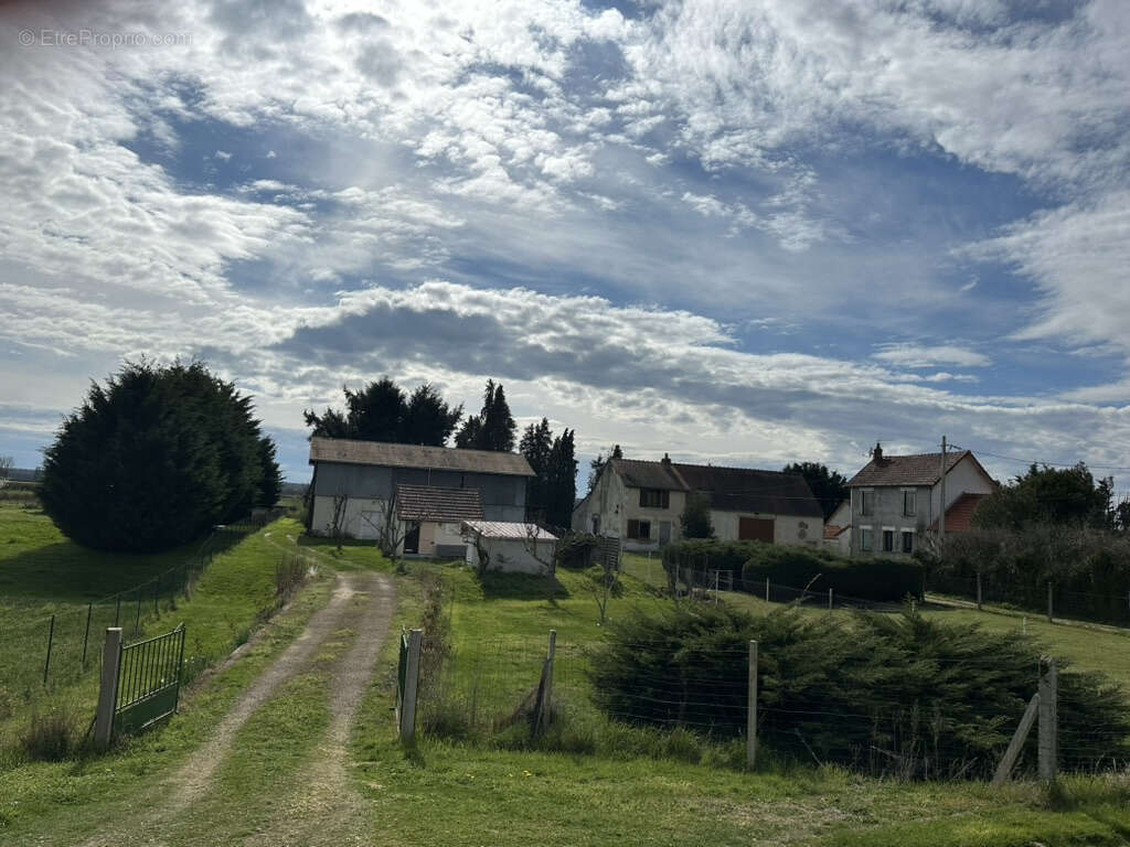 Terrain à COURS-LES-BARRES