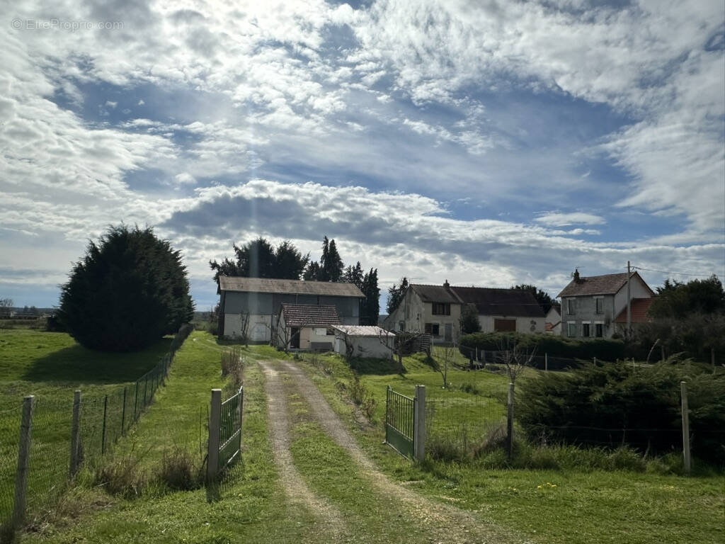 Terrain à COURS-LES-BARRES
