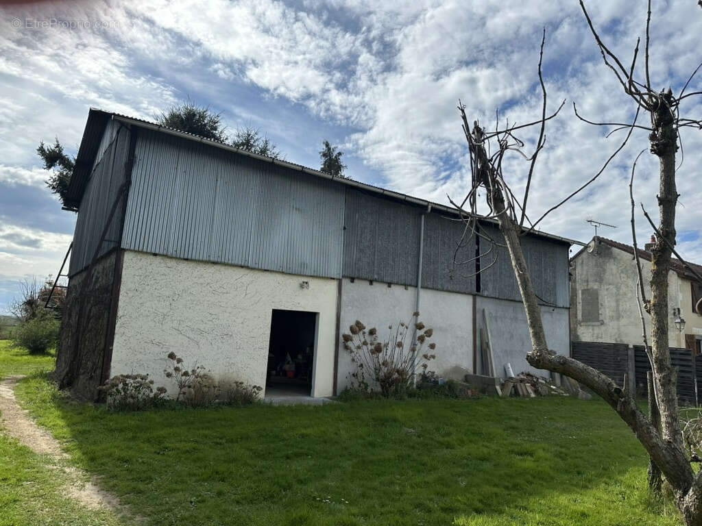 Terrain à COURS-LES-BARRES