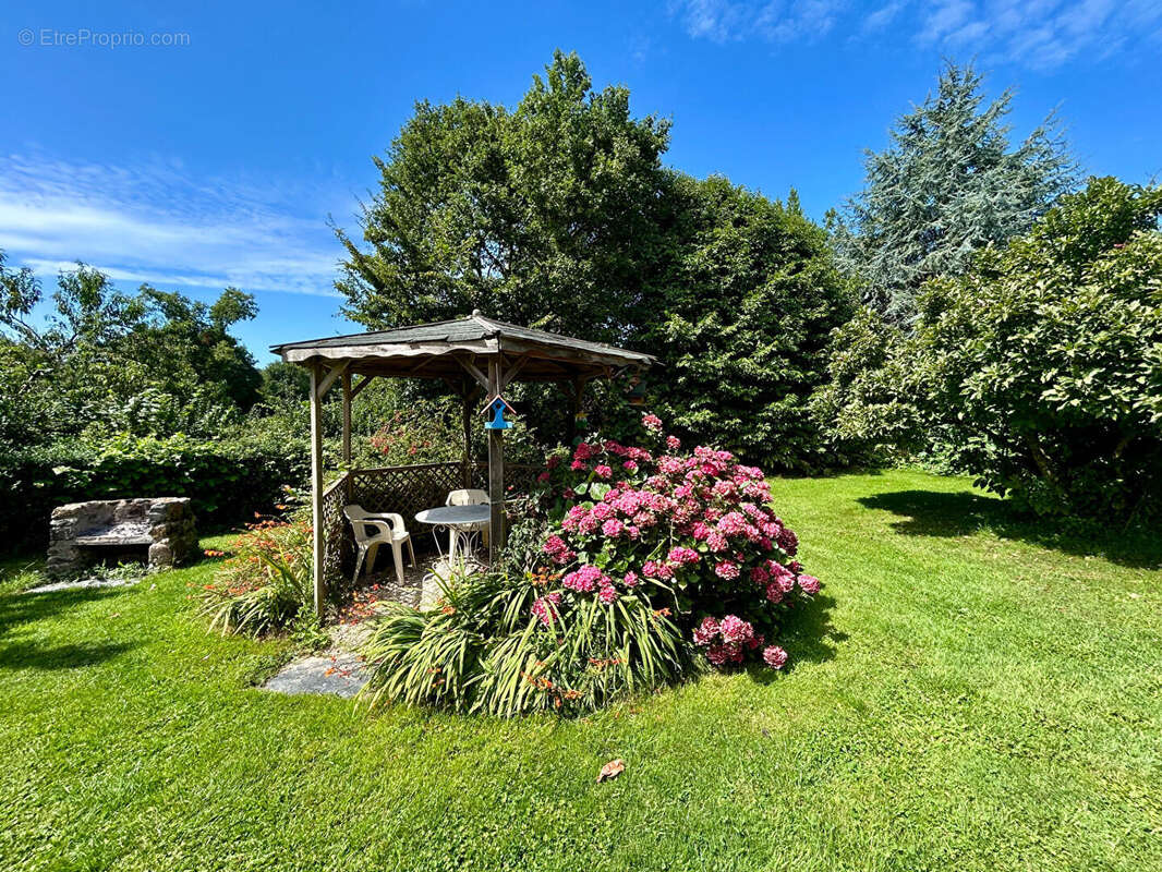 Maison à LE GENEST-SAINT-ISLE