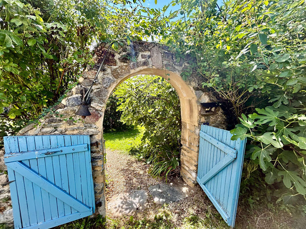 Maison à LE GENEST-SAINT-ISLE