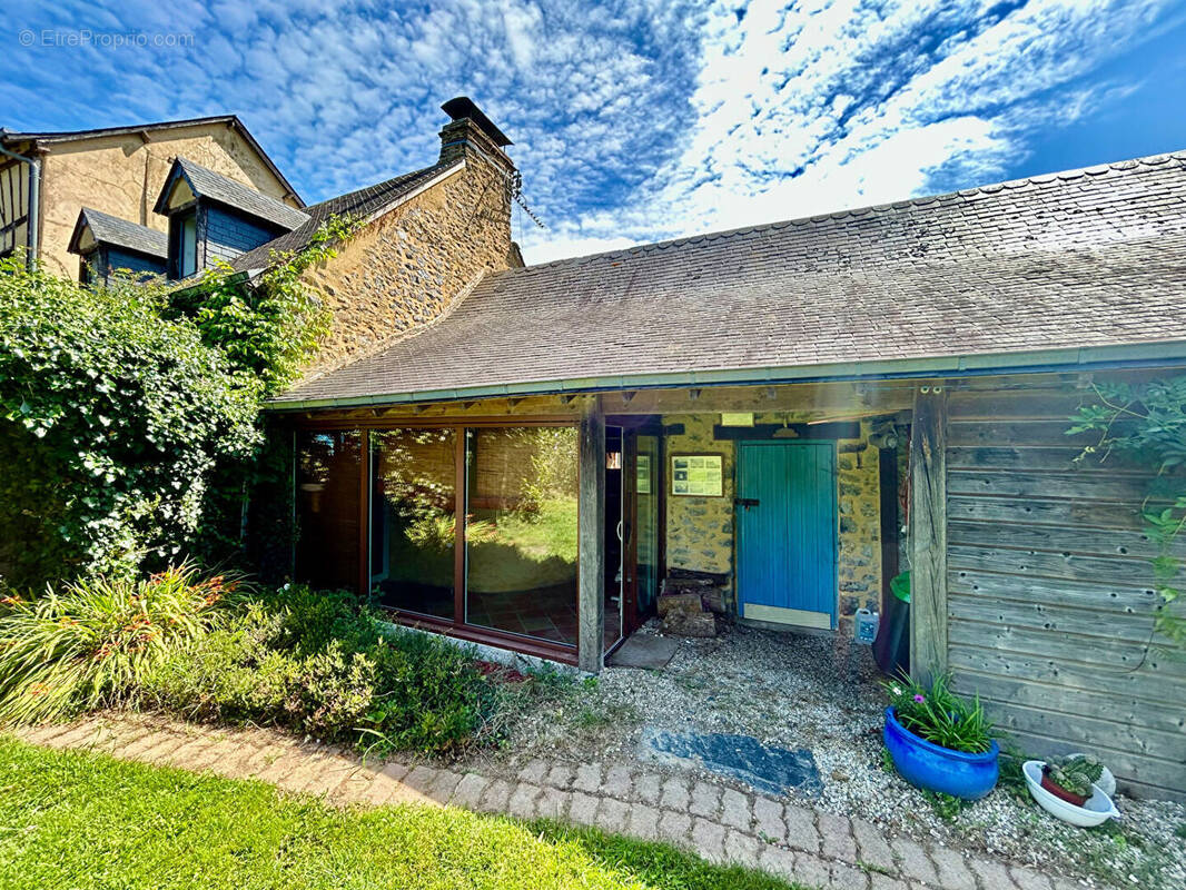 Maison à LE GENEST-SAINT-ISLE